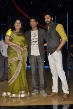 Farhan Akhtar, Geeta Kapoor, Riteish Deshmukh on the sets of India_s Dancing Superstars in Filmcity, Mumbai on 24th June 2013 (47).JPG